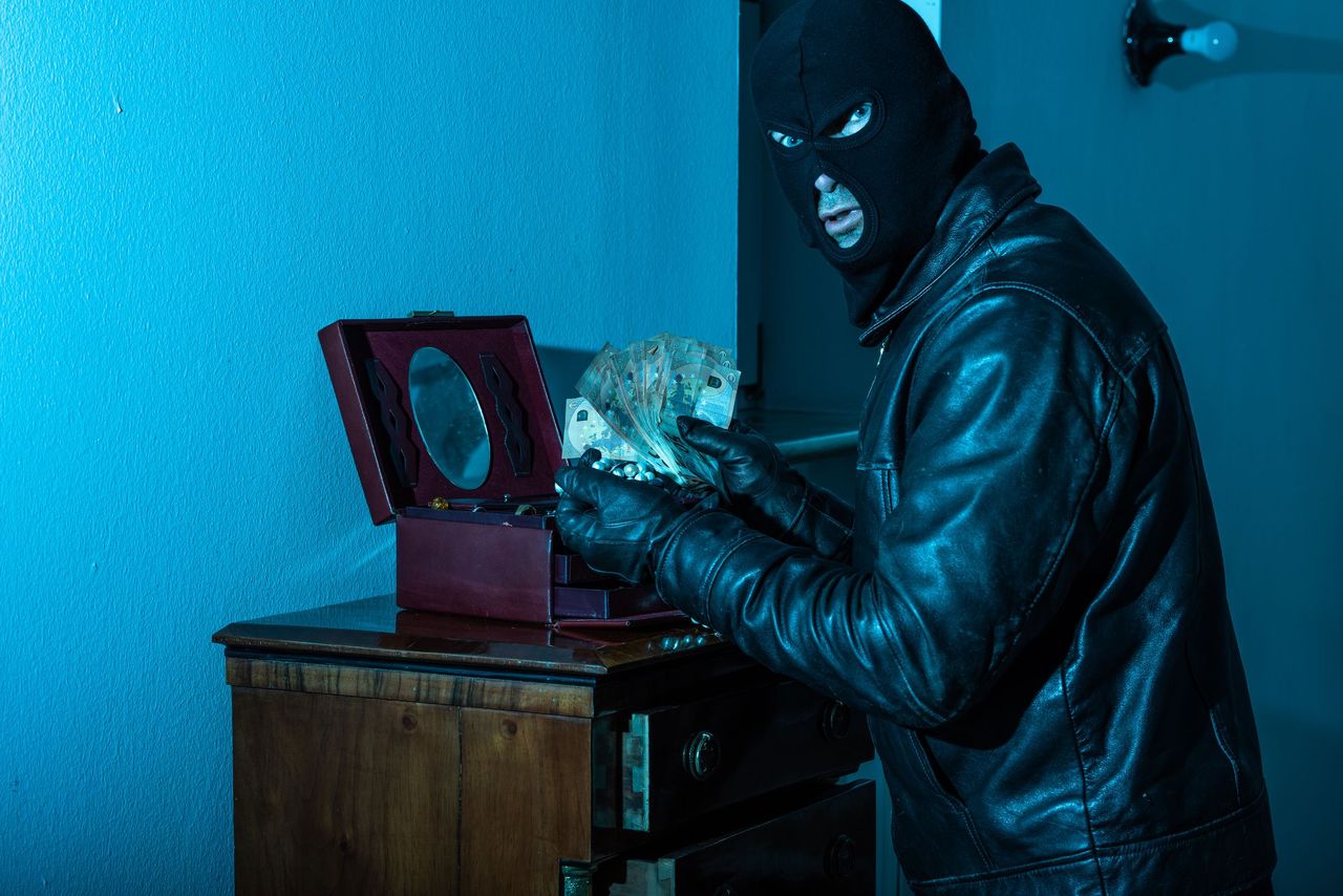 découvrez l'histoire fascinante de tommaso buscetta, le mafioso repenti qui a défié la cosa nostra et bouleversé la mafia sicilienne. plongez au cœur d'un affrontement historique et de ses conséquences sur la criminalité organisée.