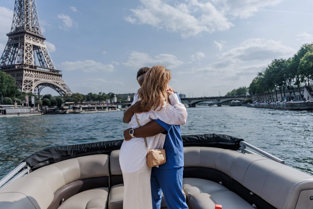 vivez une expérience inoubliable lors d'une croisière en yacht à paris. découvrez la ville lumière depuis la seine, profitez d’un cadre luxueux, de services haut de gamme et d’une vue imprenable sur les monuments emblématiques parisiens.