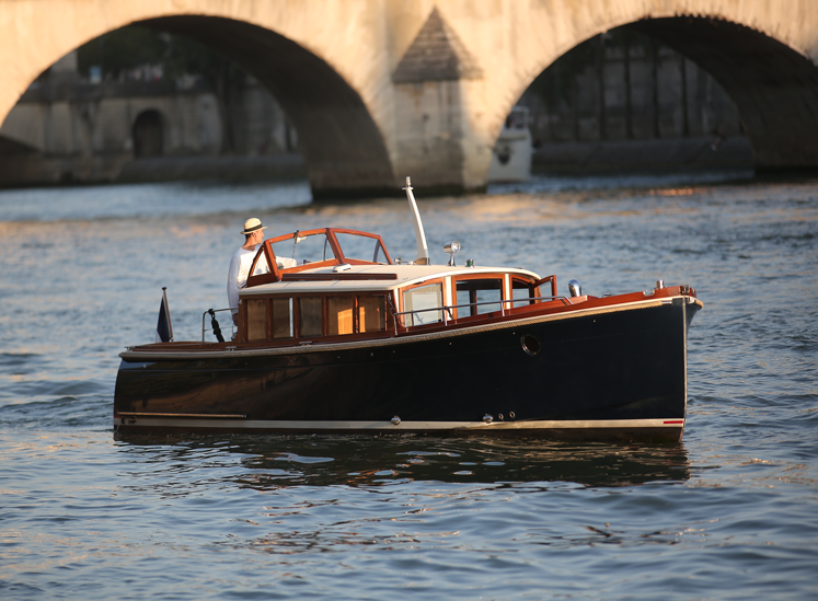 découvrez paris sous un nouvel angle lors d'une croisière en yacht sur la seine. profitez d'une expérience de luxe, de vues panoramiques sur les monuments et d'instants inoubliables au cœur de la ville lumière.