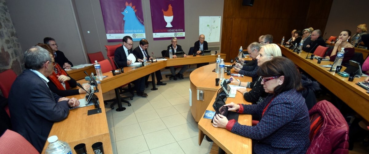 découvrez le golf de combelles à rodez, un parcours verdoyant idéal pour tous les niveaux. profitez d'une expérience golfique unique dans un cadre naturel d'exception en aveyron.