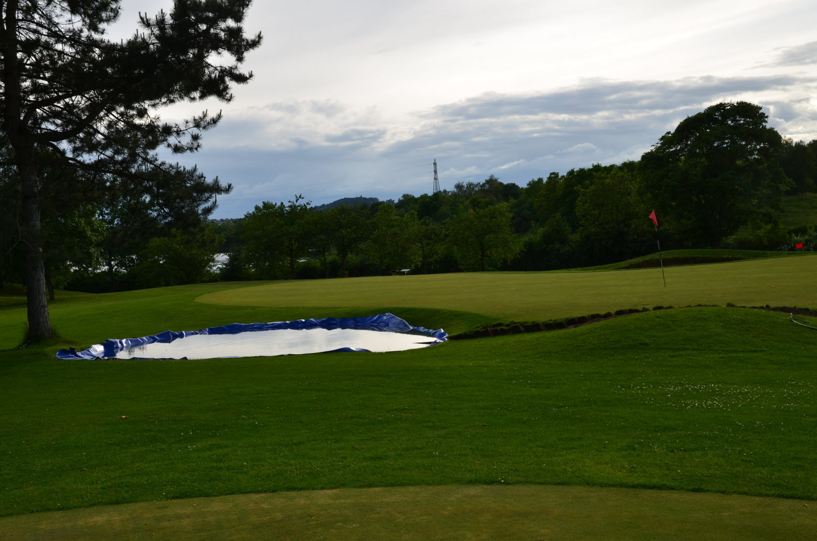 découvrez le golf municipal de montceau, un parcours accessible à tous les niveaux, situé dans un cadre verdoyant. profitez de ses installations conviviales pour une expérience sportive inoubliable en bourgogne.