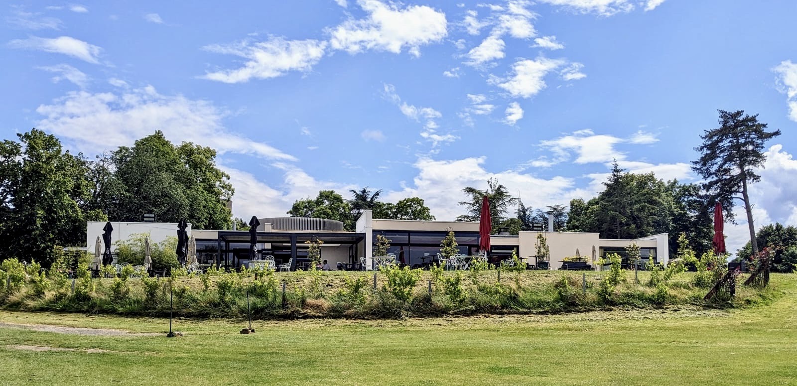 découvrez le golf municipal de montceau, un parcours accessible à tous, idéal pour débutants et joueurs confirmés. profitez d’un environnement verdoyant, d’installations modernes et de tarifs attractifs pour pratiquer le golf toute l’année à montceau-les-mines.