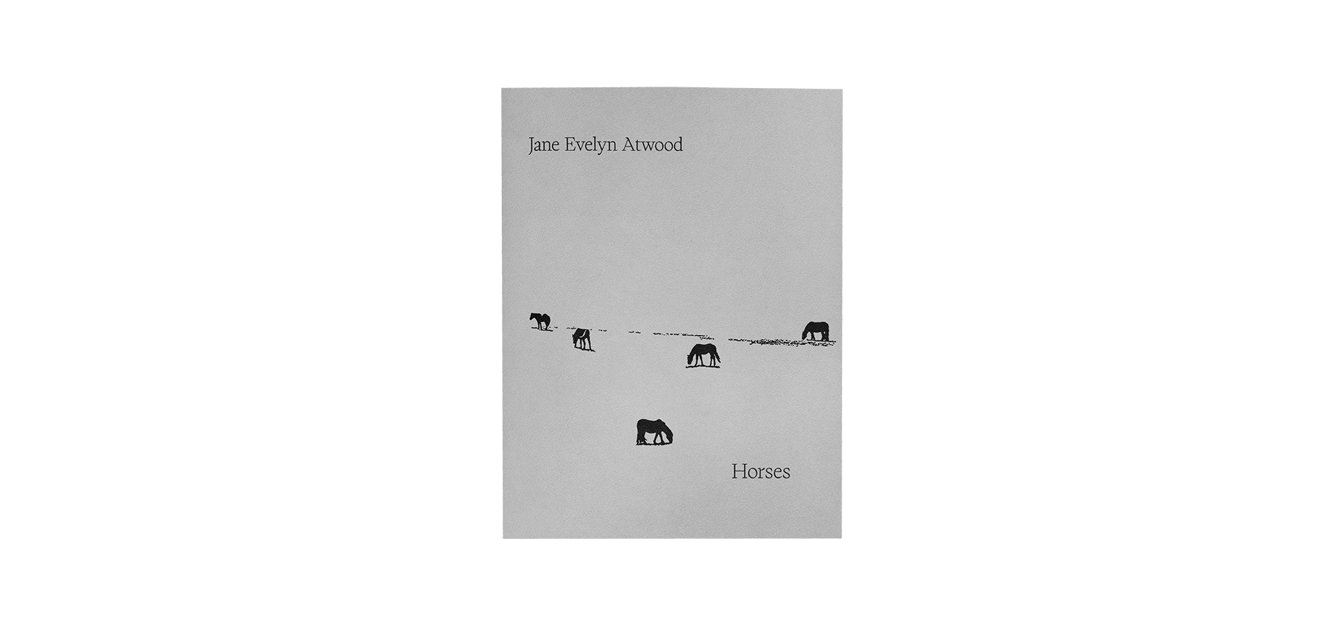 découvrez 'horses' par jane evelyn atwood, une série photographique captivante qui capture l'élégance et la puissance des chevaux à travers l'objectif unique de la photographe renommée.