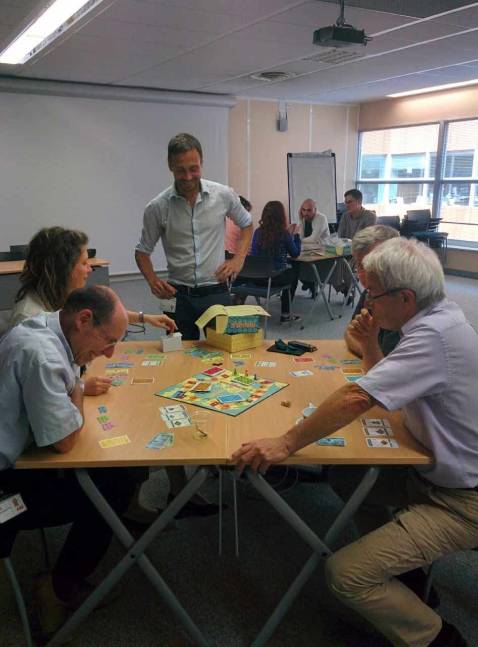 découvrez comment intégrer les jeux de société en entreprise pour renforcer la cohésion d'équipe, stimuler la créativité et améliorer l'ambiance au travail. idées et conseils pour animer vos réunions et séminaires ludiquement !