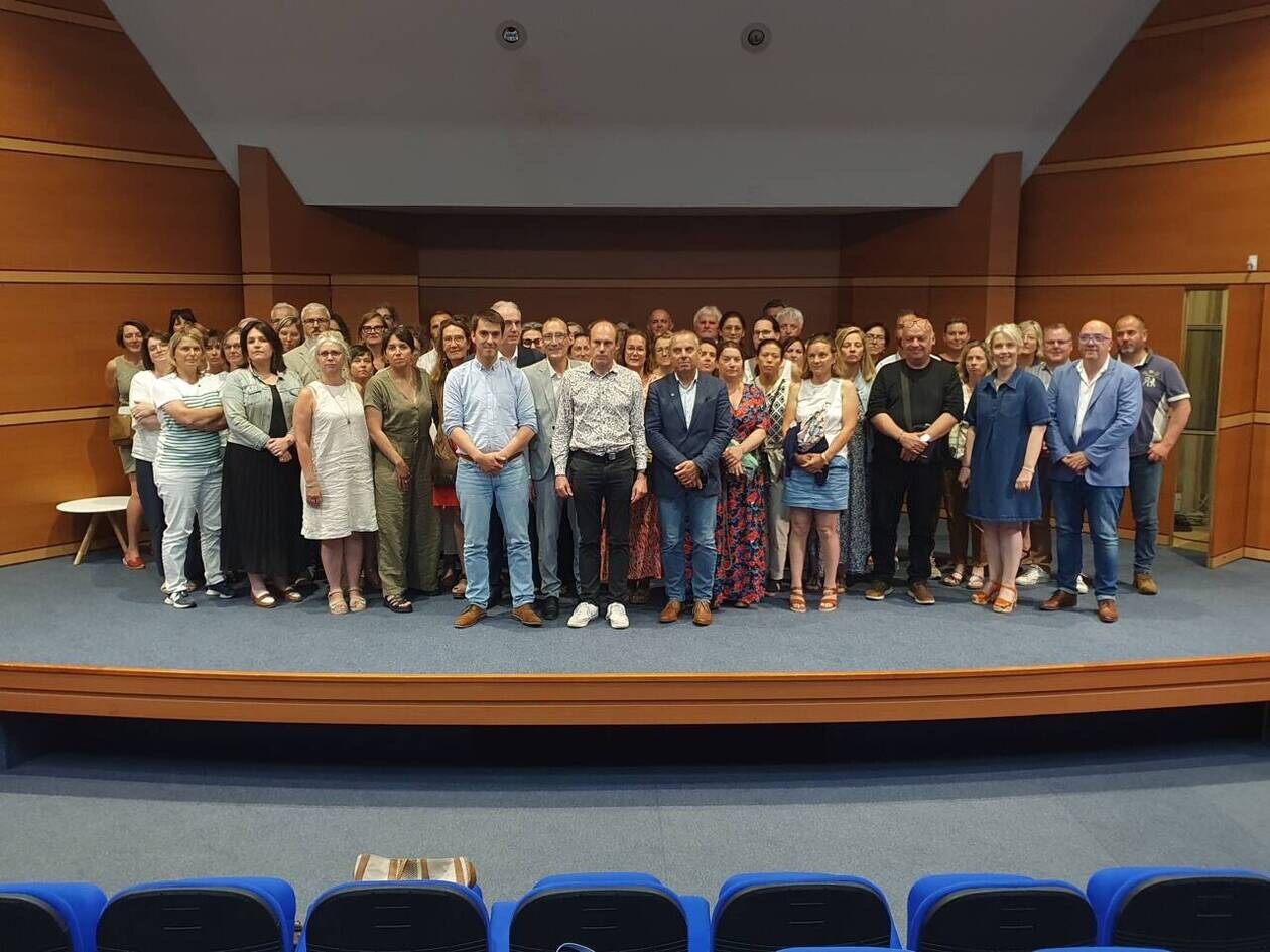 découvrez les causes principales du mécontentement des chefs dans les côtes-d'armor, leurs revendications ainsi que les réactions des autorités locales face à cette situation.