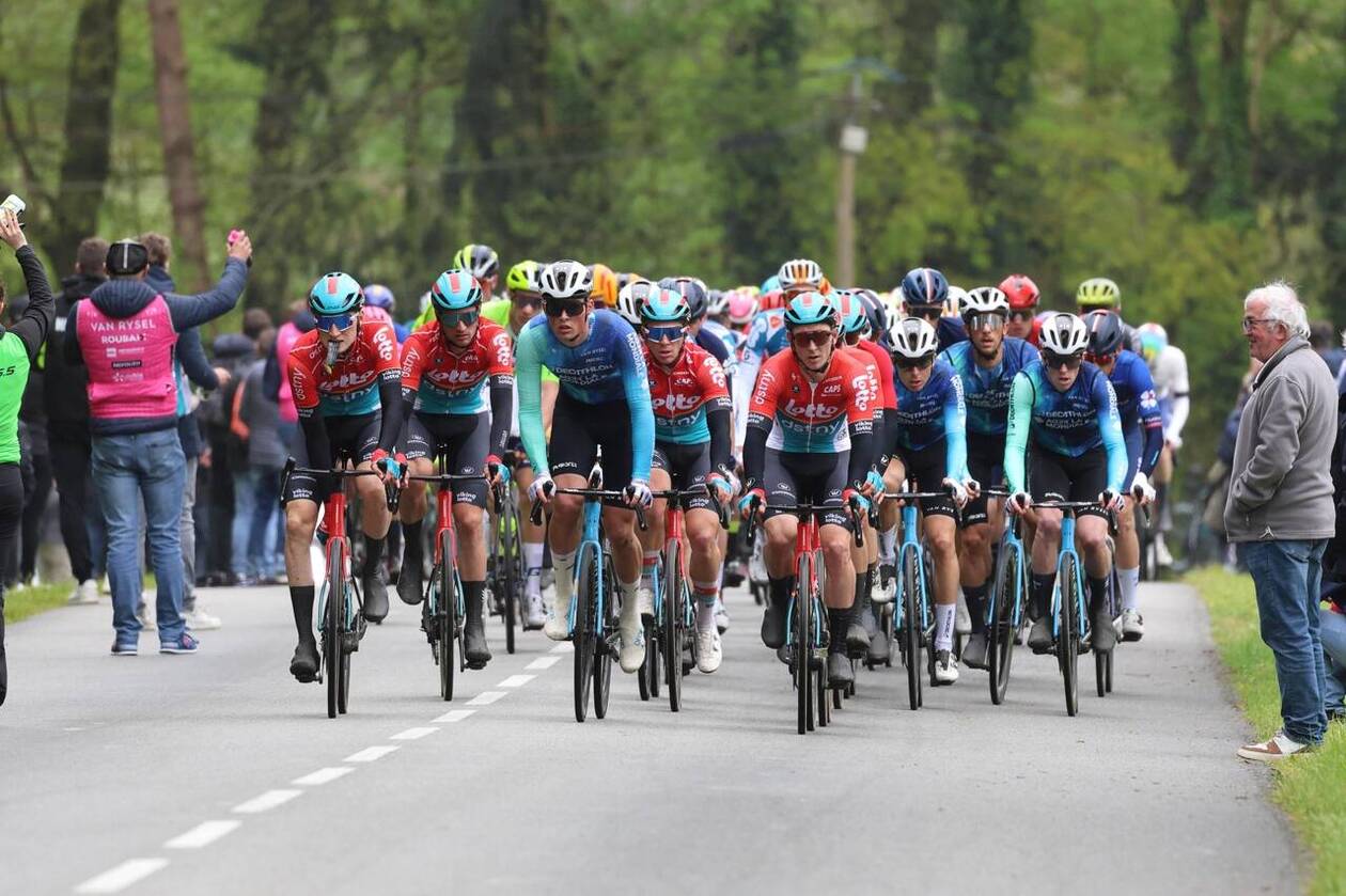 découvrez la compétition réunissant 150 pilotes dans le morbihan : passion, performance et adrénaline au rendez-vous pour un événement sportif exceptionnel !