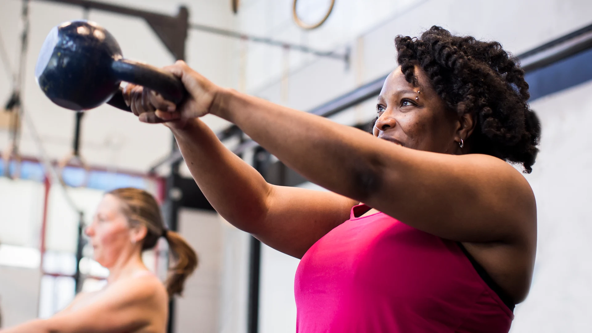 découvrez les différences entre musculation et cardio pendant la ménopause : bienfaits, impacts sur la santé, perte de poids et conseils pour choisir l’activité la plus adaptée à cette période de la vie.