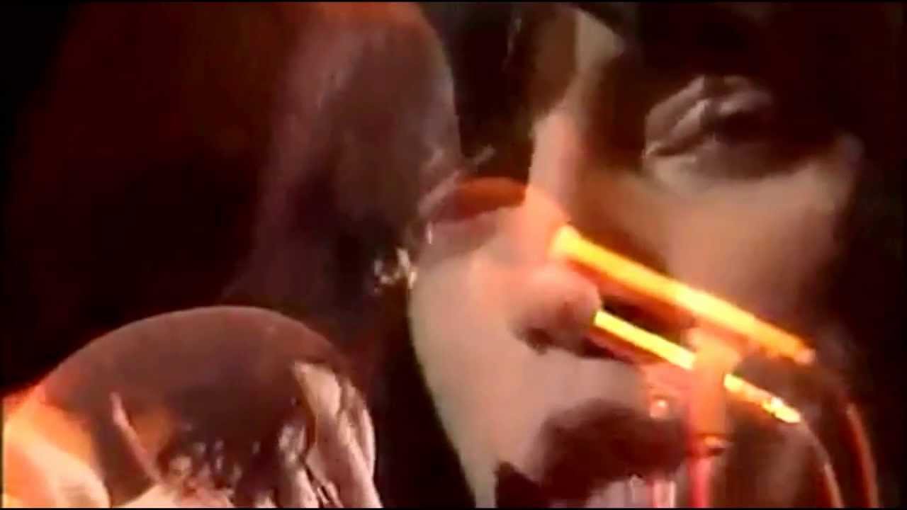 patti smith célèbre l'album culte 'horses' en dévoilant une chanson inédite. découvrez cette nouvelle pépite musicale et replongez dans l'univers mythique de l'icône du rock.