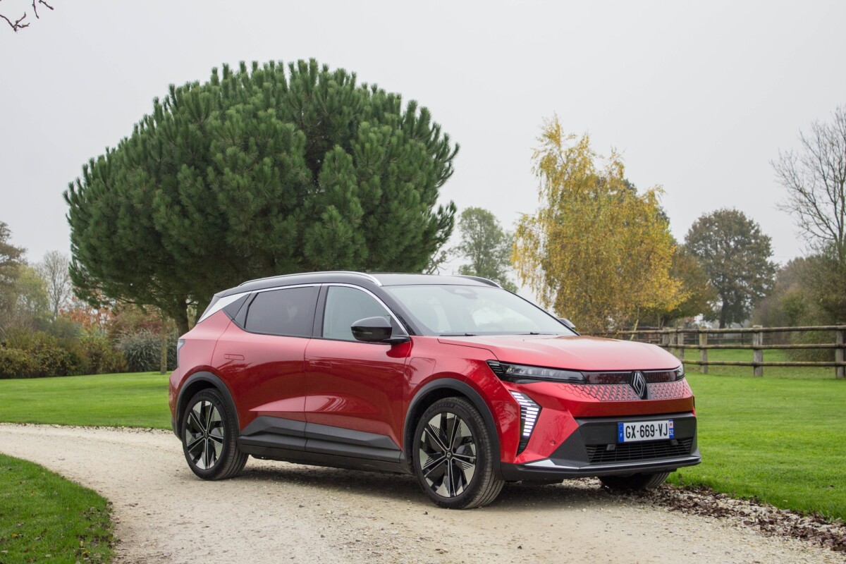 peugeot réduit l'écart avec renault en misant sur ses suv électriques innovants. découvrez comment la marque dynamise le marché et séduit de nouveaux conducteurs avec ses modèles performants et écologiques.