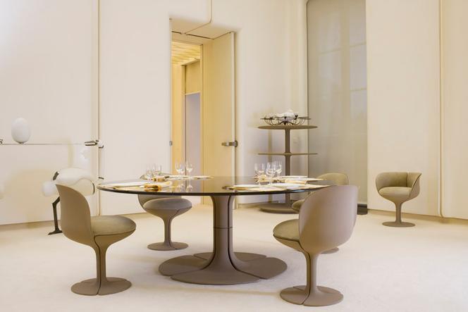 découvrez pierre paulin, designer français emblématique, célèbre pour ses créations de mobilier moderne alliant innovation, confort et esthétique unique. plongez dans l’univers d’un pionnier du design du xxe siècle.