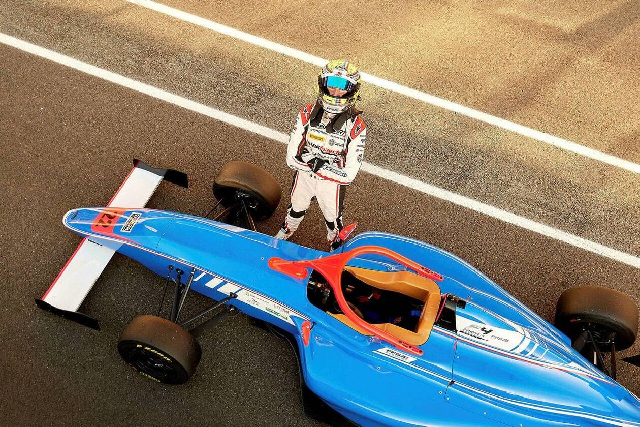 découvrez l'ascension impressionnante de théo pourchaire, jeune pilote français, qui se distingue dans le monde du sport automobile et vise les plus hauts sommets de sa carrière.