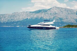 découvrez comment choisir un petit yacht adapté à vos besoins et comparez les prix pour trouver le meilleur rapport qualité-prix. conseils pratiques pour faire le bon choix.