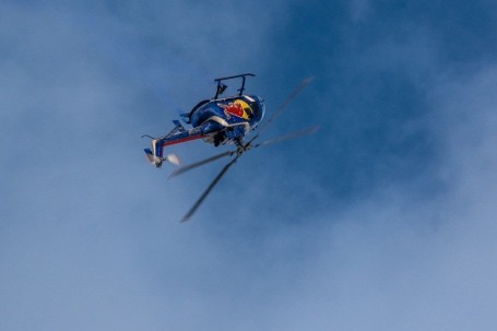 assistez à l'événement red bull motormania à magny-cours : adrénaline pure, spectacles de sports mécaniques et animations pour toute la famille. ne manquez pas cette célébration incontournable de la passion automobile !