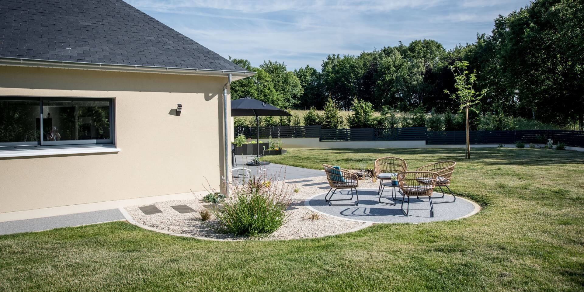 découvrez le siège daniel moquet à moulay : un lieu moderne dédié à l'expertise des aménagements d'allées, cours et terrasses, alliant innovation et qualité. visitez-nous pour concrétiser vos projets extérieurs !