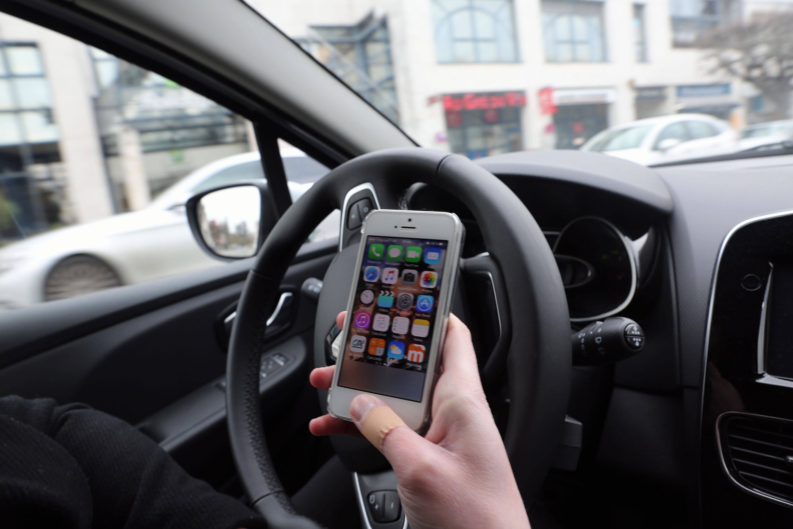 découvrez tout ce qu'il faut savoir sur la suspension du permis liée à l'utilisation du téléphone au volant : sanctions, démarches et conseils pour éviter cette infraction.