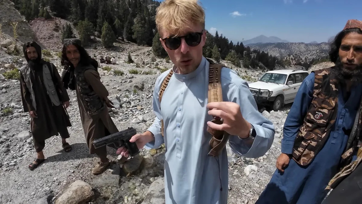 découvrez comment les talibans ont coupé l'accès à internet en afghanistan, impactant la liberté d'expression, la communication et l'accès à l'information pour des millions de citoyens.