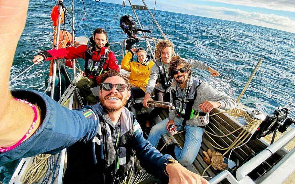 découvrez comment victor et robin, 18 ans, ont lancé leur agence de voyages innovante en normandie pour proposer des séjours uniques et sur mesure dans la région.