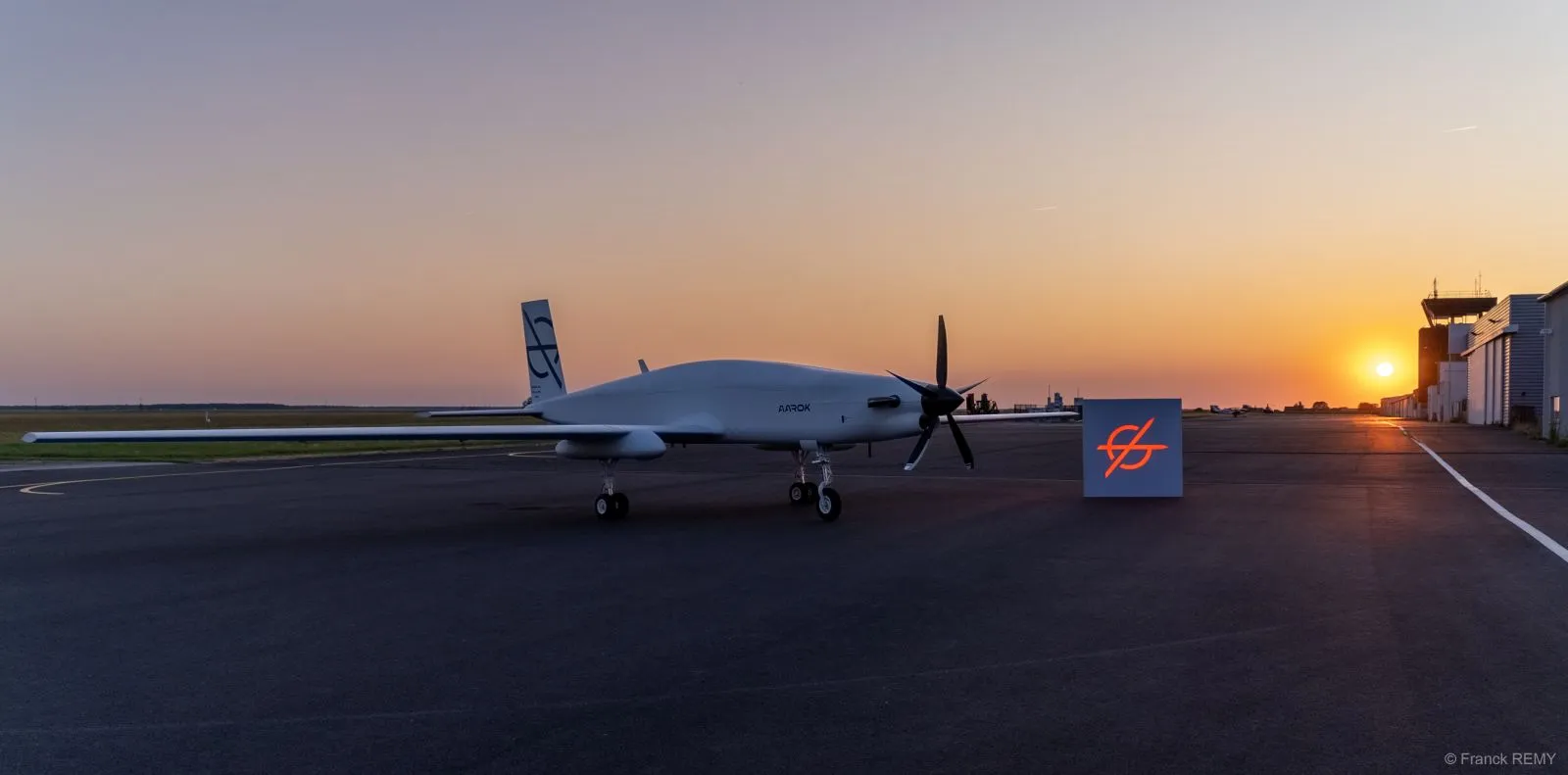 découvrez tous les détails du vol inaugural du drone aarok : performances, innovations technologiques et enjeux de ce nouvel aéronef français dans le secteur de la défense et de l’aéronautique.