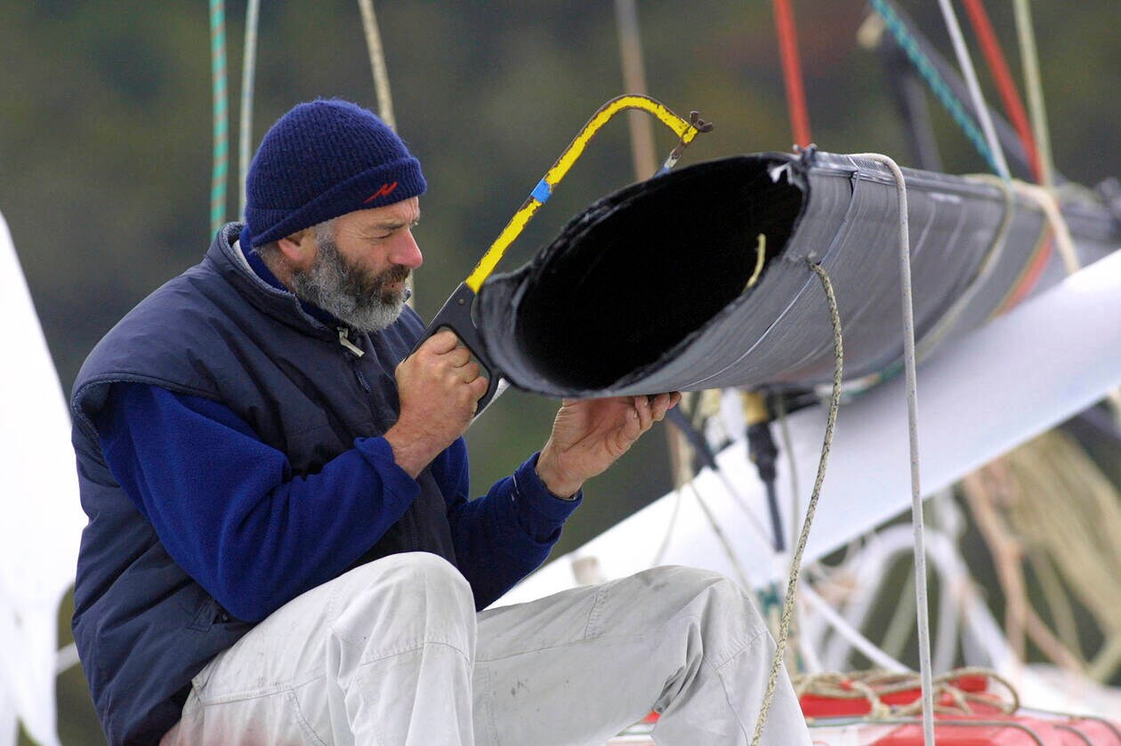 découvrez l’incroyable parcours d’yves parlier, explorateur maritime de renom, célèbre pour ses exploits en voile et ses innovations dans le monde nautique. plongez dans l’aventure d’un pionnier passionné des océans.