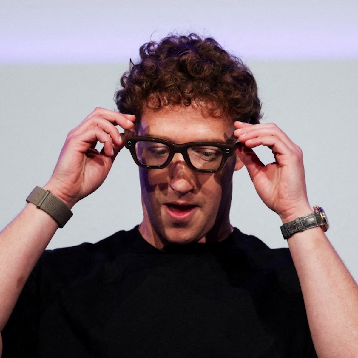 découvrez comment mark zuckerberg a rencontré des difficultés inattendues lors de la présentation officielle des nouvelles lunettes ray-ban, suscitant réactions et interrogations dans le monde de la tech.