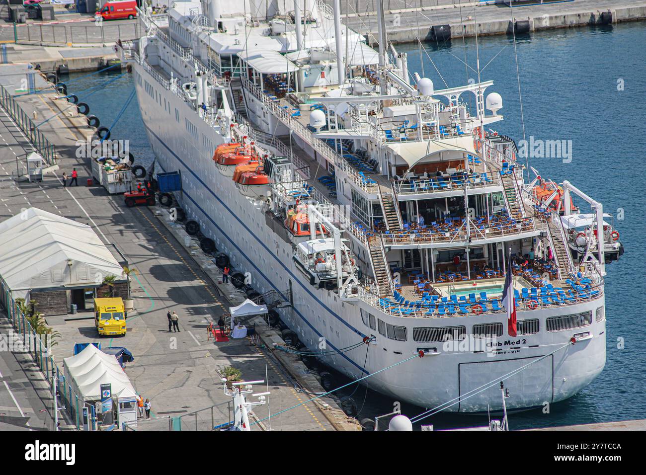 embarquez pour une croisière unique à bord du club med 2 et découvrez des destinations d’exception, un service tout compris raffiné et une atmosphère conviviale pour des vacances inoubliables en mer.