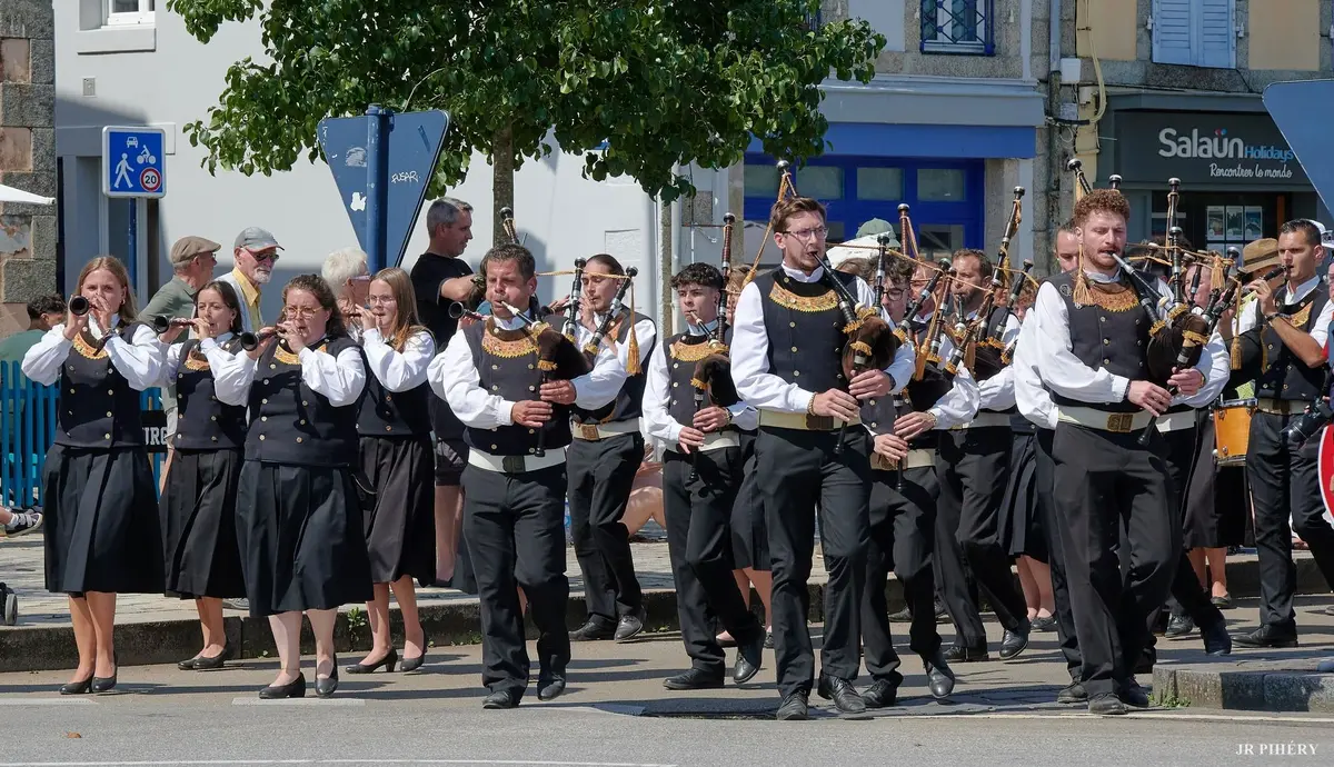 découvrez comment l'édition mémorable des filets bleus a marqué les esprits et permis un redressement notable des finances du festival à concarneau.