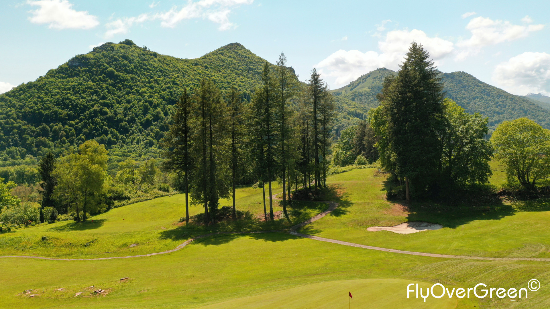 découvrez le golf à lourdes : des parcours magnifiques au cœur des pyrénées, pour amateurs et passionnés. profitez d’un cadre naturel exceptionnel et vivez une expérience unique entre sport et détente.