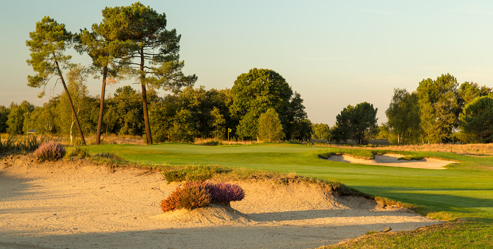 découvrez le golf du médoc, un site incontournable pour les passionnés de golf. profitez de parcours d'exception au cœur du vignoble bordelais, entre nature préservée et services haut de gamme.