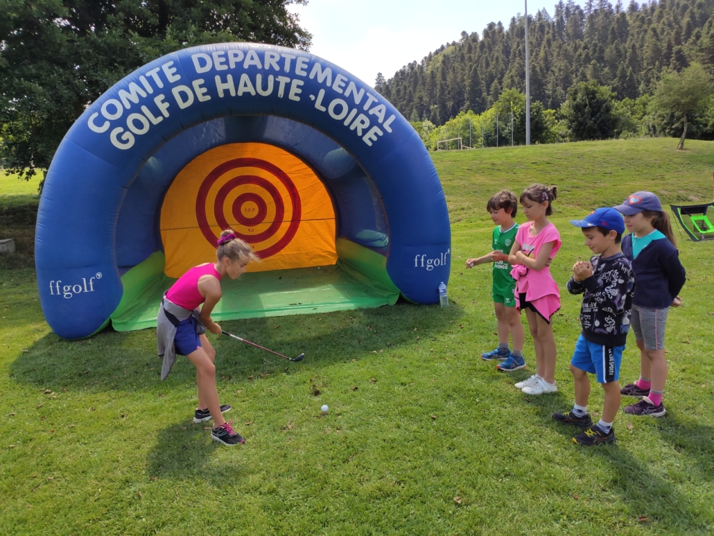 découvrez nos séances d’initiation au golf spécialement conçues pour les écoliers : un programme ludique pour apprendre les bases du golf tout en s’amusant et en développant la motricité des enfants.