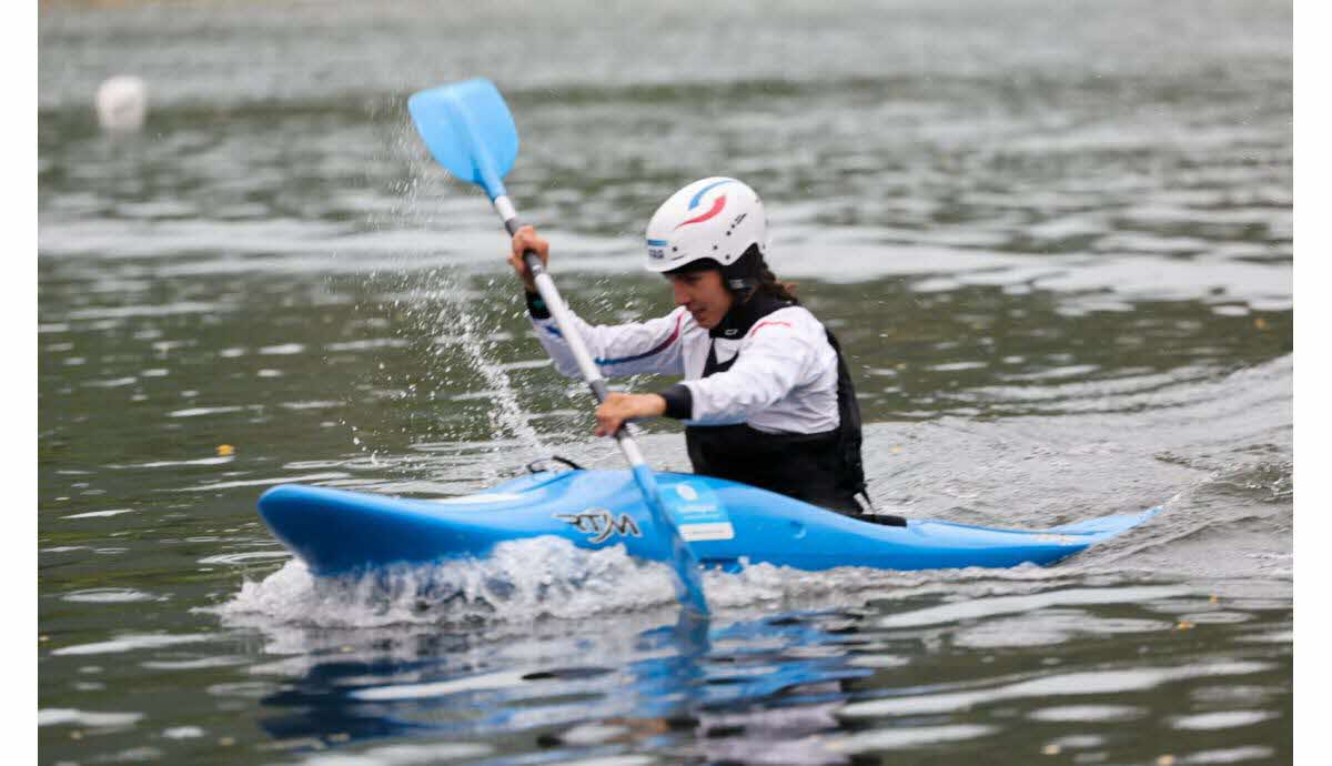 découvrez l'histoire fascinante du kayak emblématique d'angèle hug, symbole d'aventure et d'authenticité. plongez dans l'univers d'une passionnée qui a marqué le monde du kayak avec élégance et détermination.