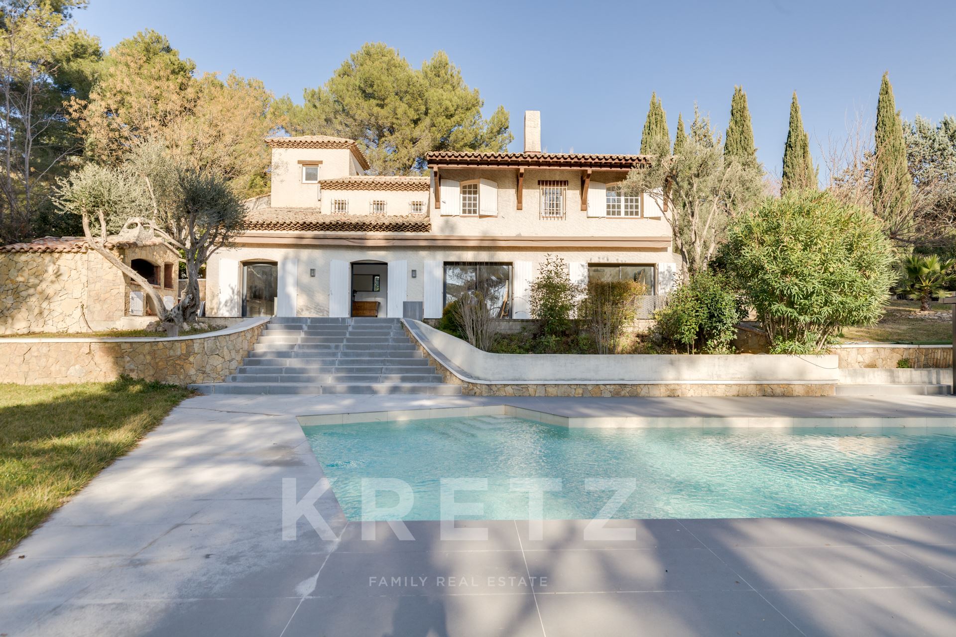 découvrez kretz immobilier, spécialiste de l'immobilier de luxe en france. propriétés d’exception, accompagnement sur-mesure et expertise familiale pour trouver la maison de vos rêves.