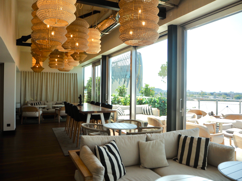 découvrez la liqueur bordeaux renaissance, une création raffinée mêlant tradition et innovation. appréciez ses arômes uniques issus du vignoble bordelais pour une expérience gustative exceptionnelle.