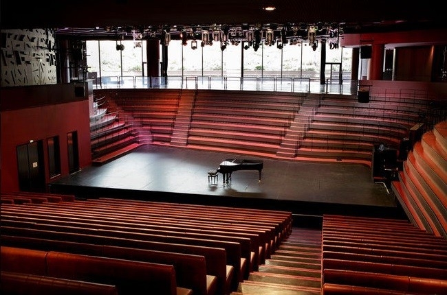 découvrez le musée du quai branly à paris, dédié aux arts et civilisations d’afrique, d’asie, d’océanie et des amériques. un lieu unique pour explorer des collections fascinantes et des expositions culturelles inédites.