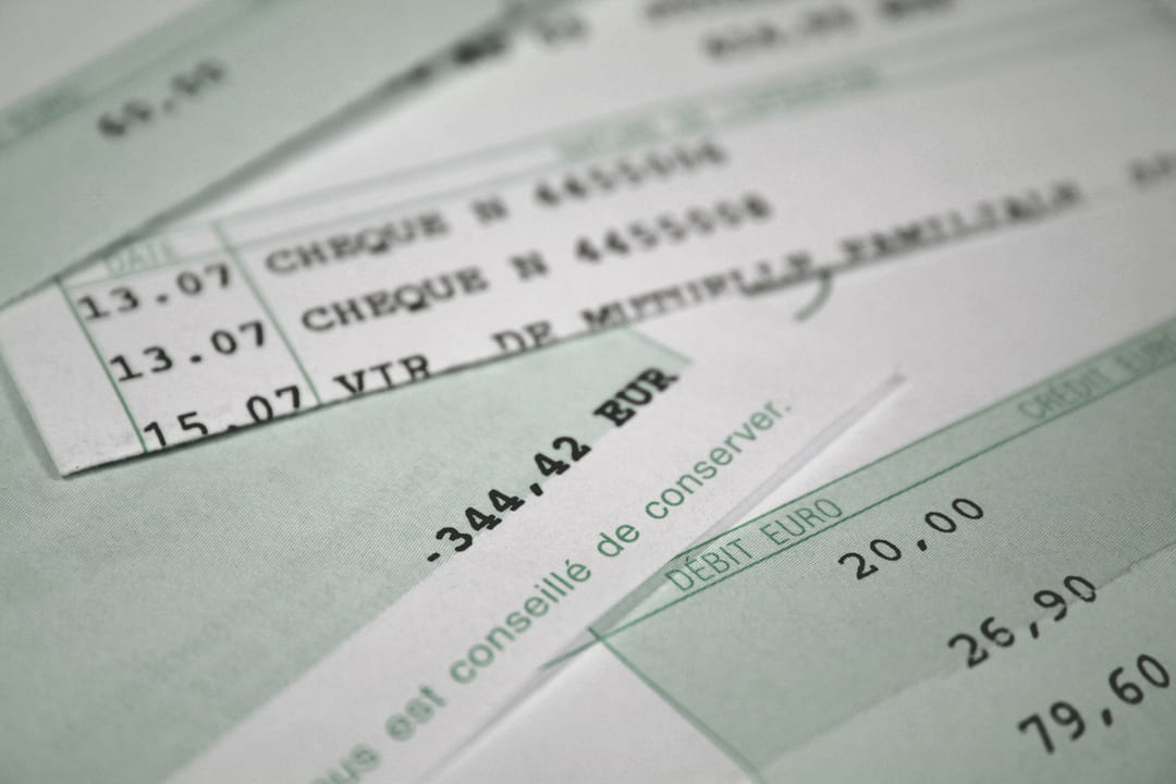 découvrez les nouvelles règles liées au découvert bancaire : plafonds actualisés, frais appliqués, conditions et conseils pour mieux gérer votre budget en 2024.