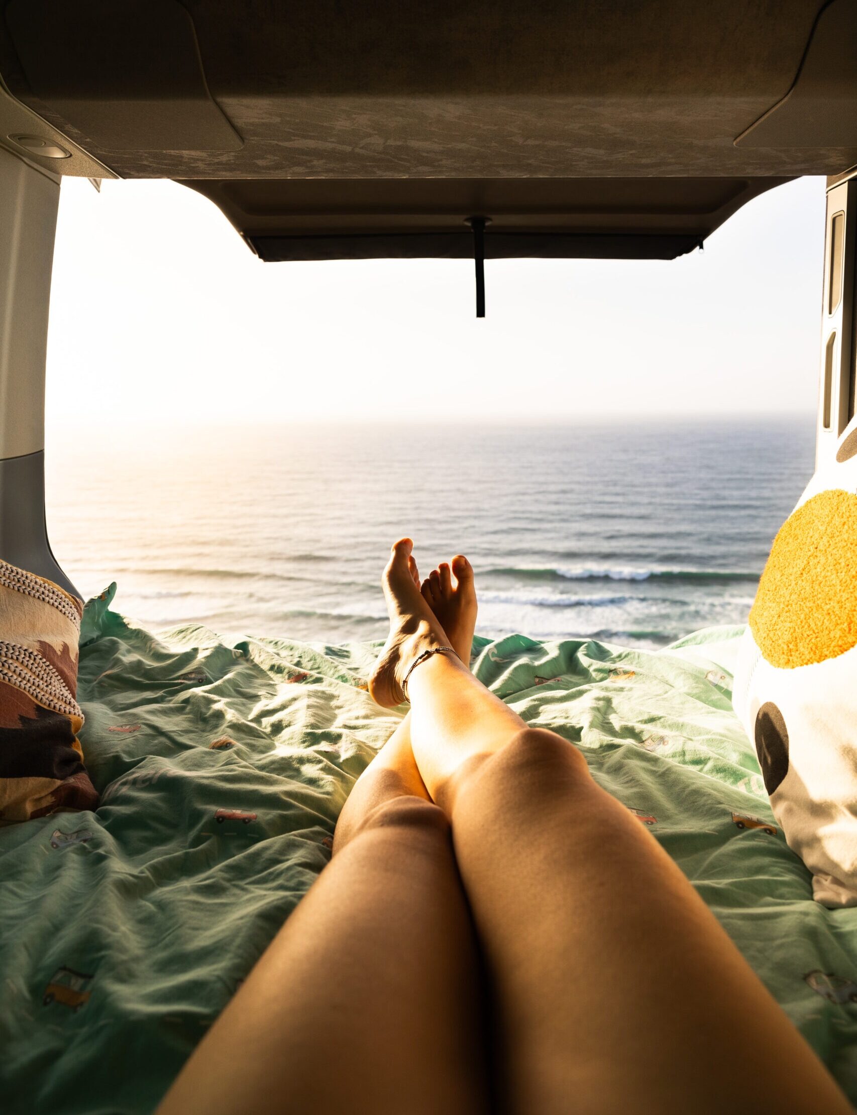 suivez seb et sofyan dans leur road trip passionnant à travers des paysages grandioses, des rencontres inoubliables et des aventures surprenantes. découvrez leur carnet de voyage, leurs conseils et leurs plus belles anecdotes pour préparer votre propre aventure sur la route !