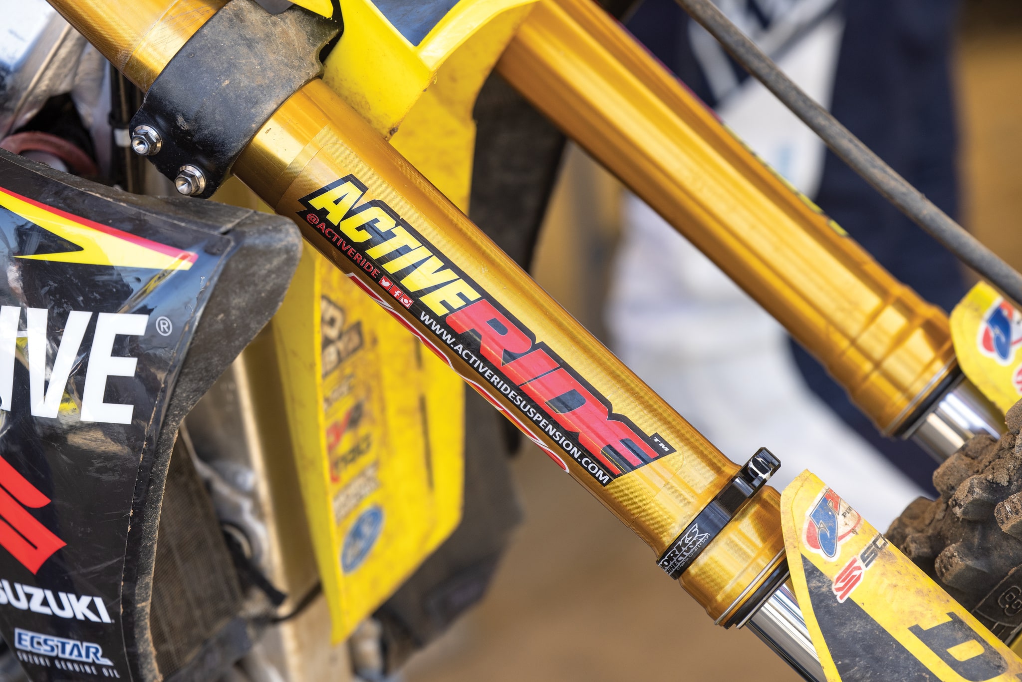 découvrez pourquoi ken roczen continue l'aventure avec l'équipe hep suzuki pour les prochaines saisons. actualités, objectifs et coulisses de ce partenariat en motocross.