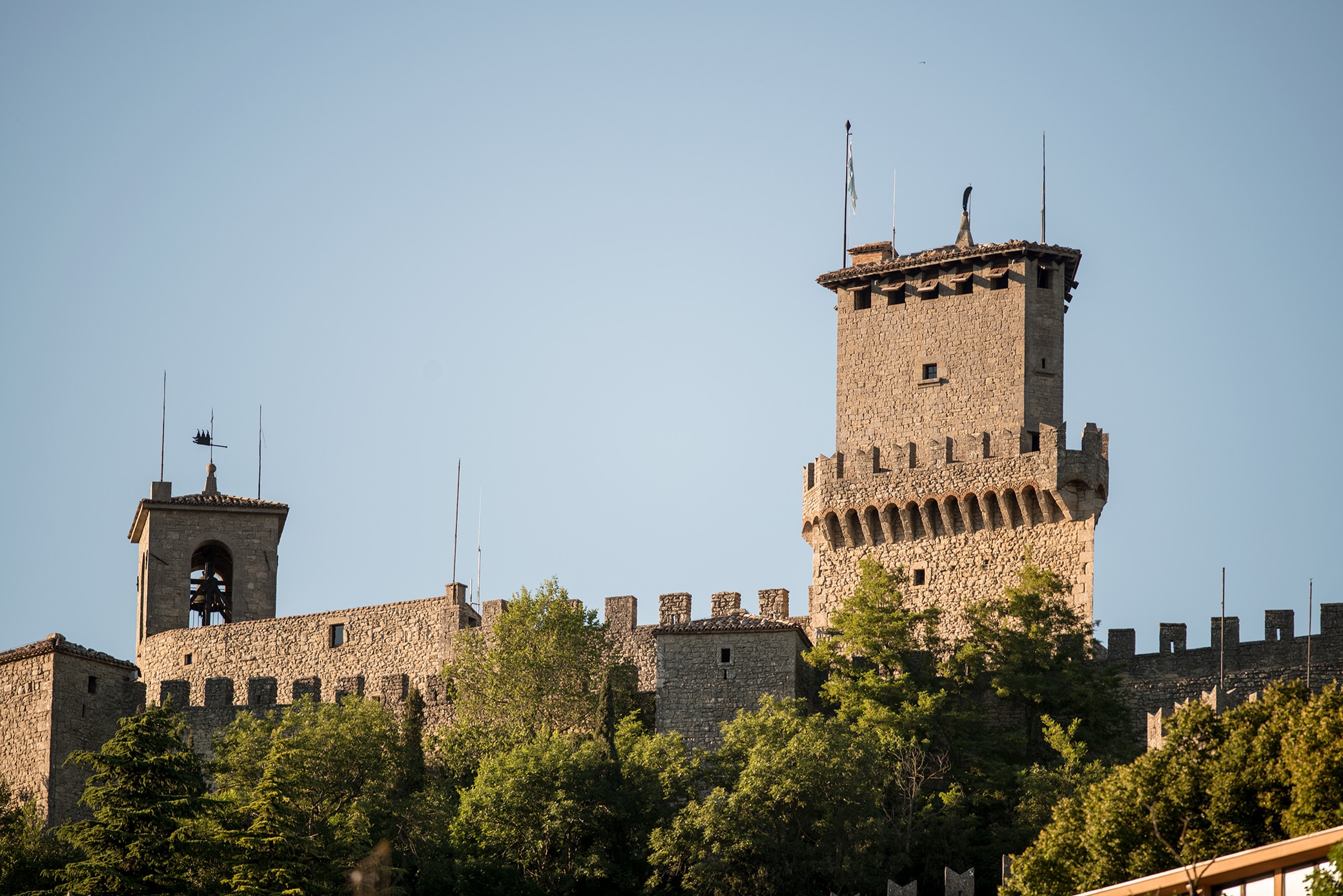 découvrez l’histoire fascinante de saint-marin, l’une des plus anciennes républiques du monde, et explorez ses sites incontournables : forteresses médiévales, ruelles pittoresques et panoramas exceptionnels au cœur de l’italie.