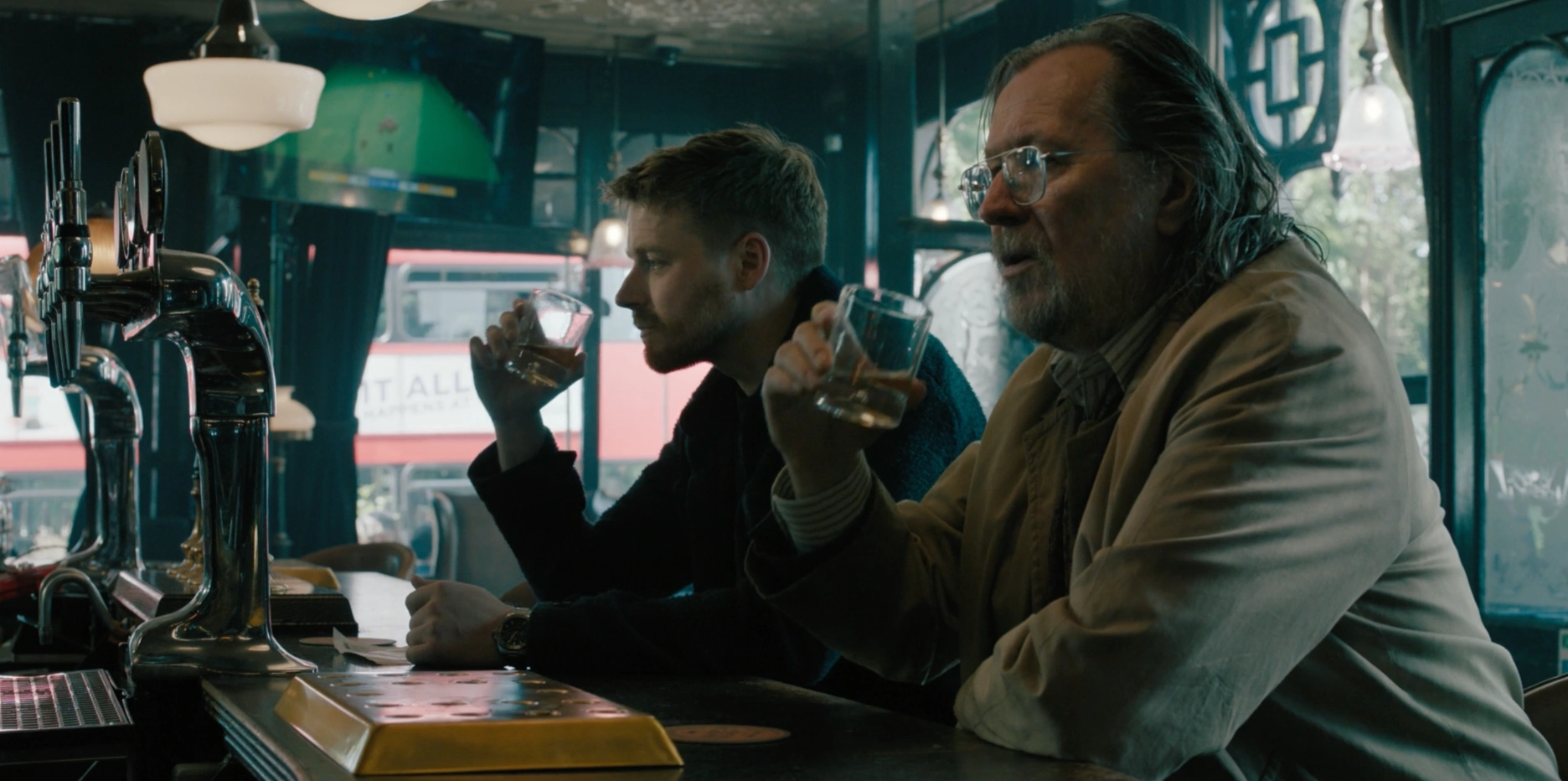 découvrez tous les secrets de la saison 5 de slow horses, où une apocalypse annoncée menace l'équipe de slough house. infos, intrigue et date de sortie dans notre guide complet.