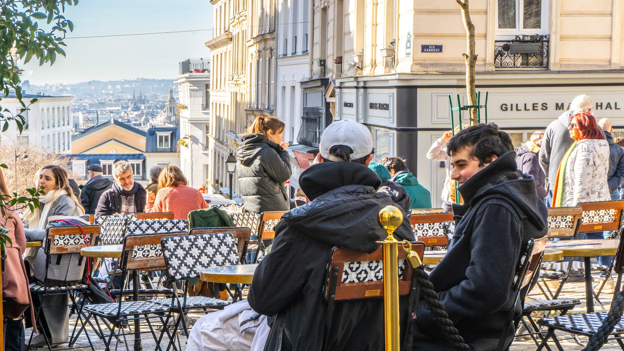 découvrez les plus belles terrasses de paris pour profiter du soleil, savourer un café en plein air et admirer la vue sur la ville. idéal pour des moments conviviaux et relaxants en été comme au printemps.