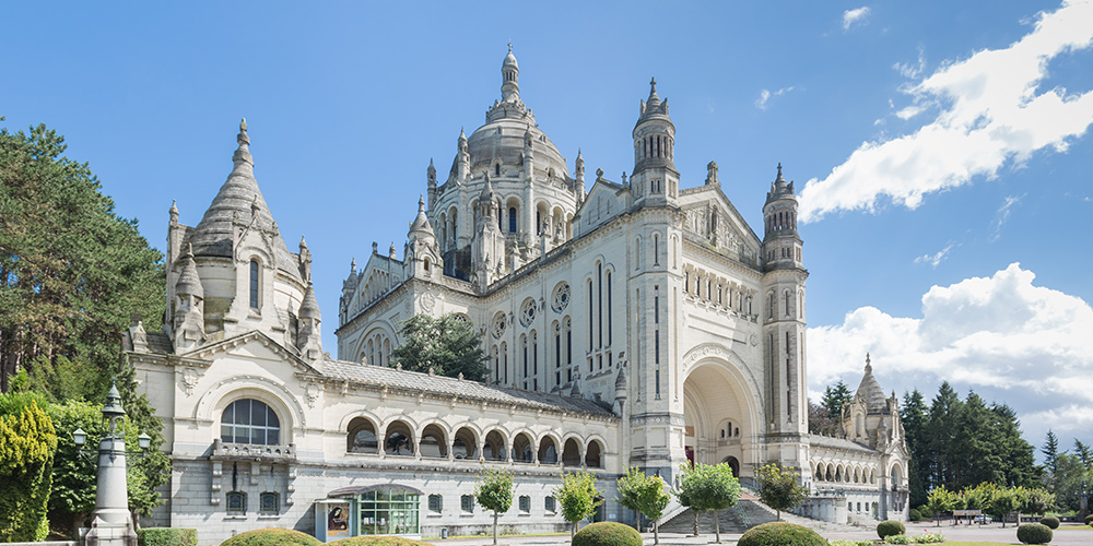 découvrez la normandie à travers ses paysages côtiers, ses villages pittoresques et son riche patrimoine culturel. préparez votre voyage normand pour une expérience inoubliable entre histoire, gastronomie et nature.