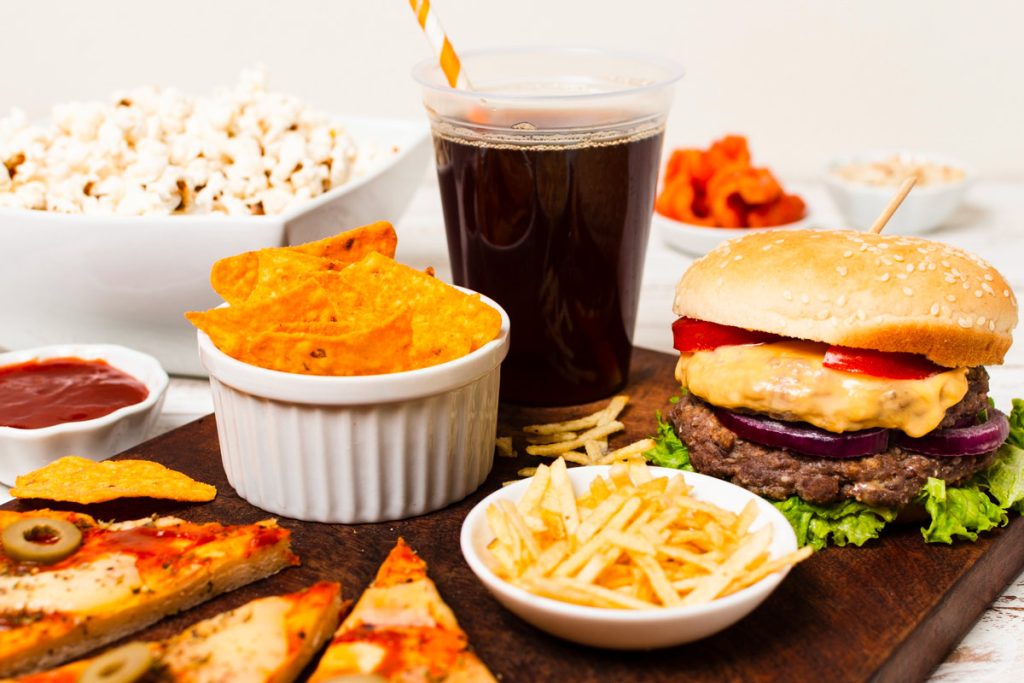 découvrez l'impact des aliments ultra-transformés et des stratégies marketing sur nos habitudes alimentaires et notre santé.