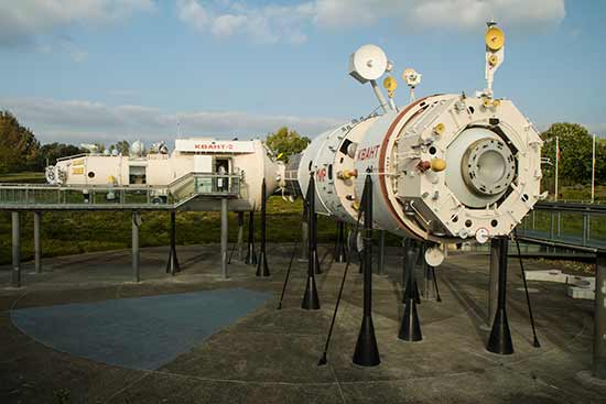 découvrez des aventures spatiales familiales passionnantes, idéales pour tous les âges. explorez l'univers ensemble et partagez des moments inoubliables en famille.