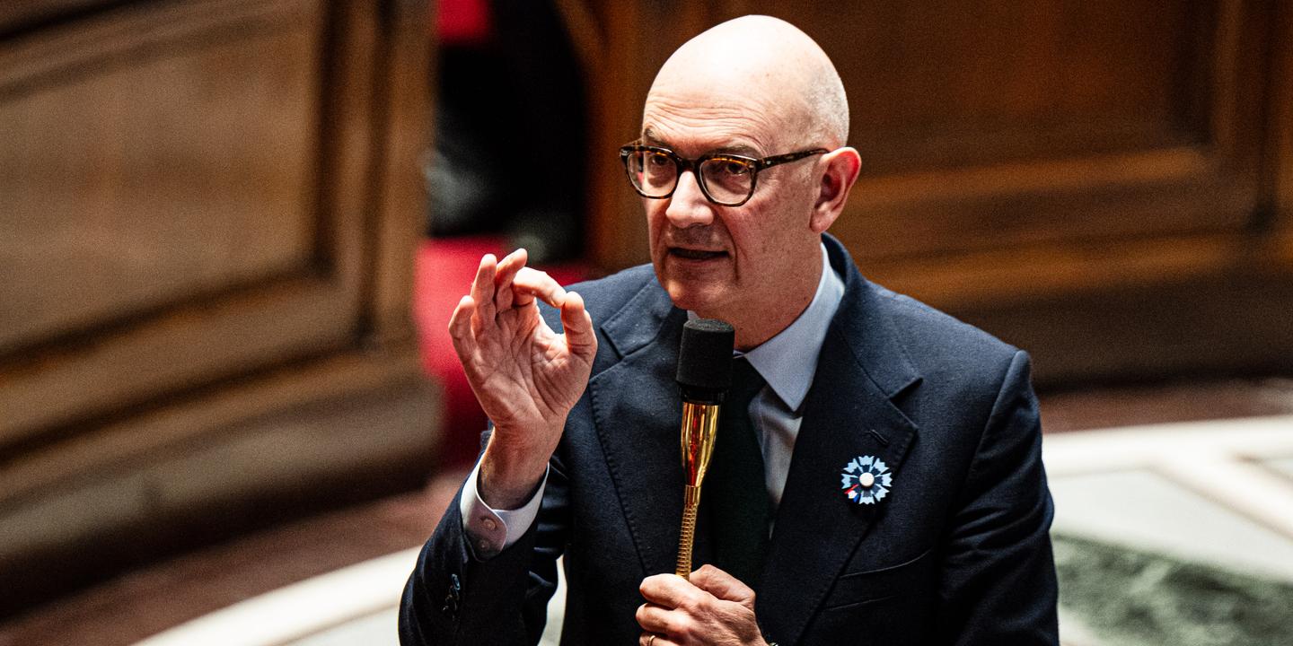 découvrez comment le budget 2026 impose un emprunt contraint aux riches, ses implications économiques et les mesures prévues.