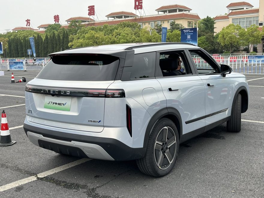 découvrez le chery omoda c9, le suv hybride chinois disponible en france alliant design moderne, performance écologique et technologie avancée.