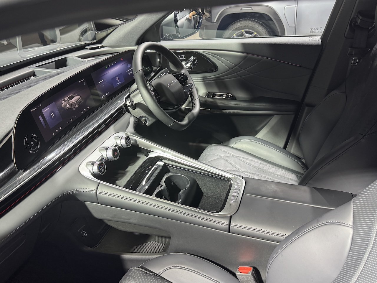 découvrez le chery omoda c9, le suv hybride chinois innovant désormais disponible en france, alliant performance écologique et design moderne.