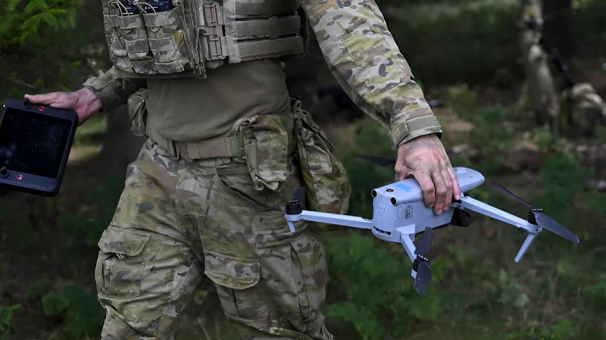 une entreprise française déploie 200 drones pour renforcer le mur de défense en ukraine, contribuant ainsi à la sécurité et à la surveillance dans la région.