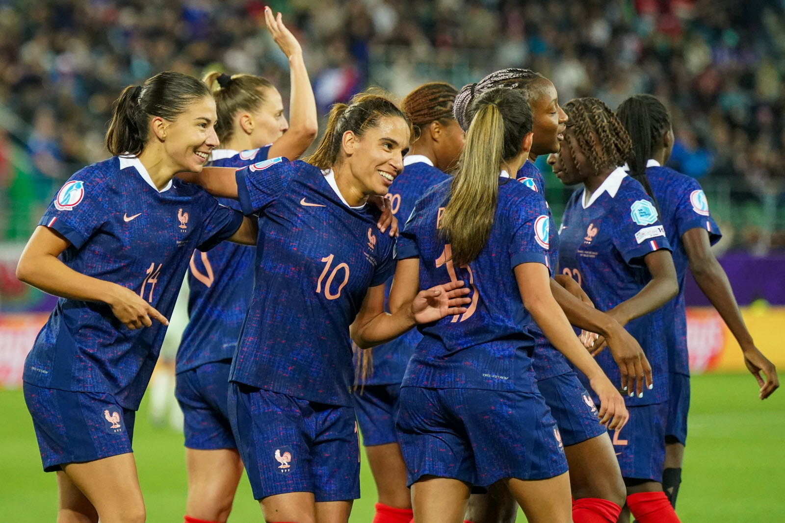 découvrez comment l'équipe de france féminine se prépare intensivement pour une nouvelle saison pleine de défis et d'ambitions.