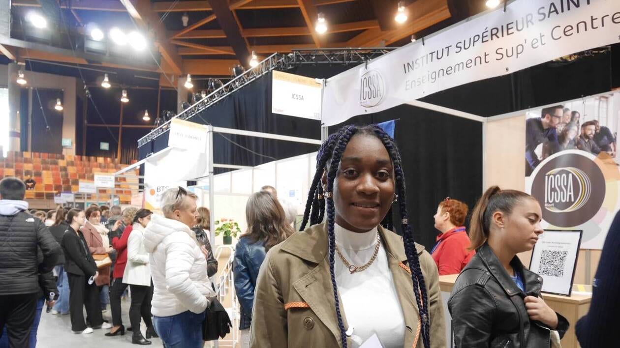 étudiante à niort séduit le jury avec un mémoire innovant sur le marketing émotionnel dans le secteur des assurances, alliant théorie et pratique pour une analyse approfondie.