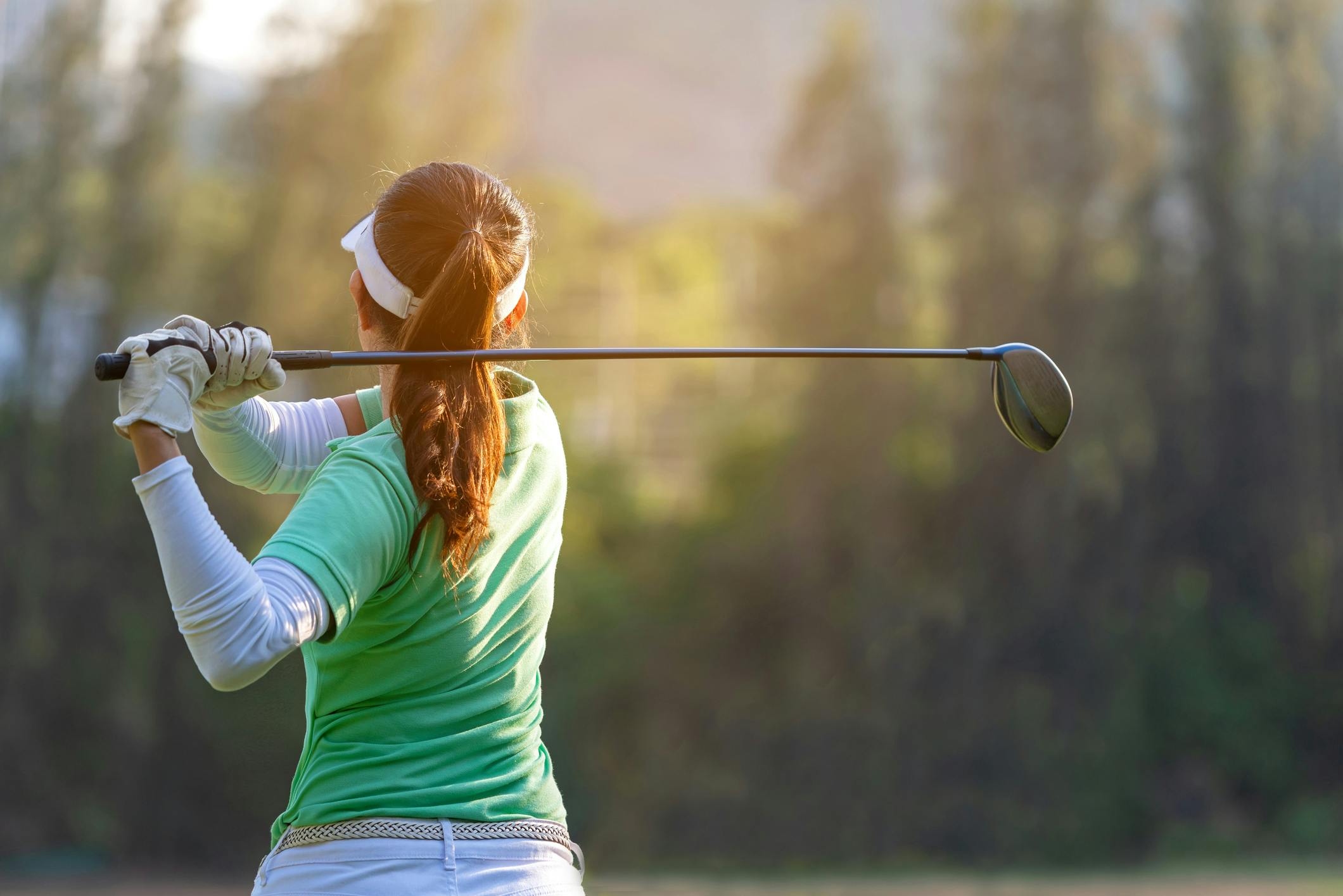 découvrez comment le golf, un sport doux, contribue à améliorer votre santé physique et mentale tout en vous offrant détente et plaisir en pleine nature.