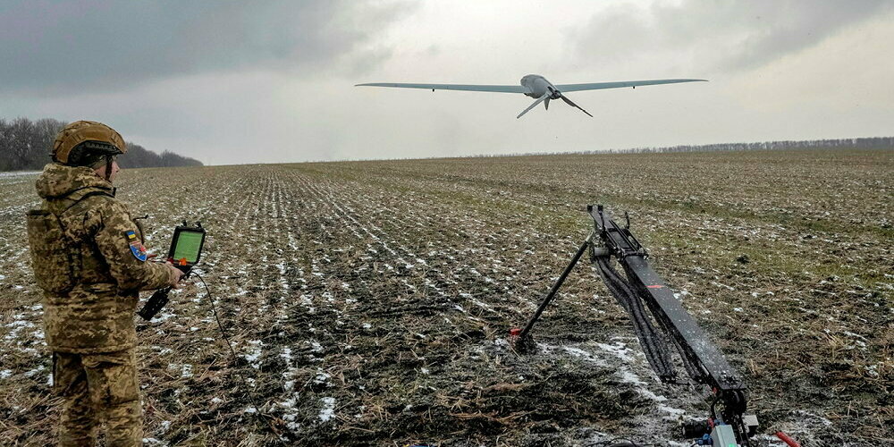 découvrez comment l'intelligence artificielle améliore la précision des frappes en ukraine, réduisant les dommages collatéraux et optimisant l'efficacité militaire.